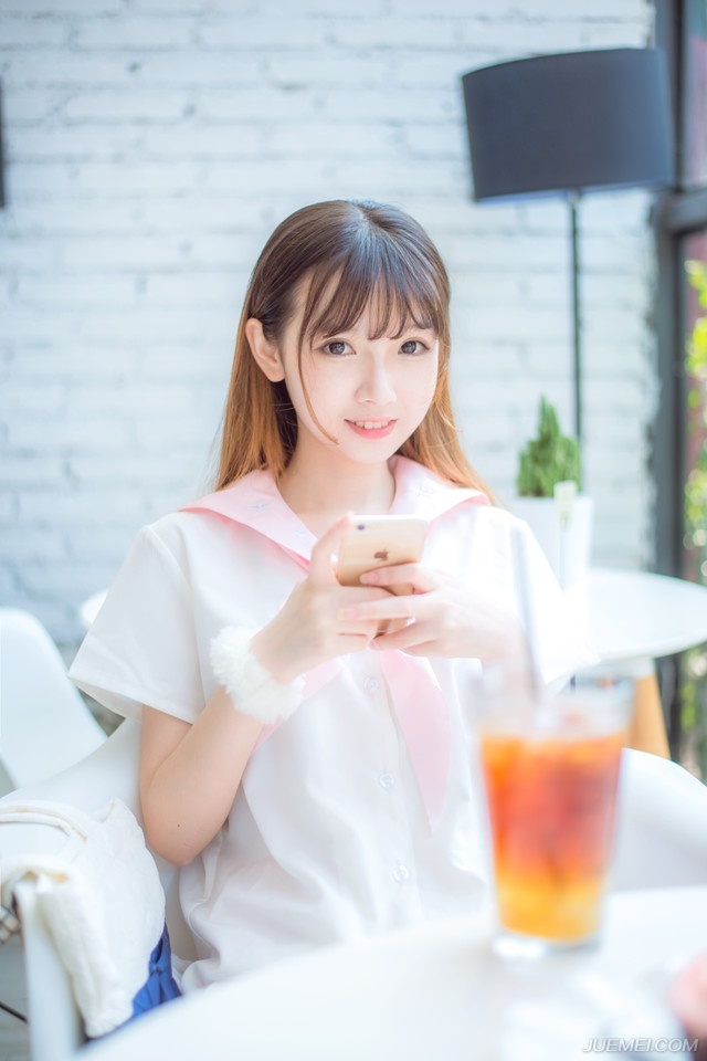 “进来吧。”吕布看了一眼地上的杯盏，摇了摇头，坐在自己的位子上向两女招了招手。